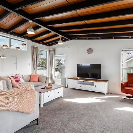 Couches, Bar Table & Kawau View Villa Snells Beach Exterior photo