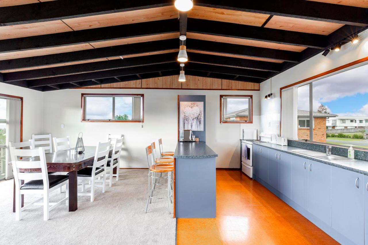 Couches, Bar Table & Kawau View Villa Snells Beach Exterior photo