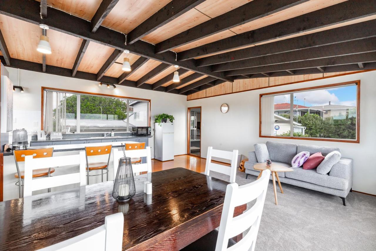 Couches, Bar Table & Kawau View Villa Snells Beach Exterior photo